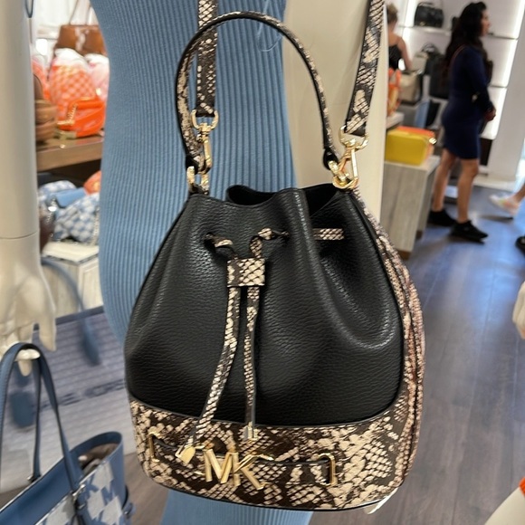 Michael Kors Handbags - MICHAEL KORS 
Reed Md Pebbled Leather Belted Bucket Messenger Satchel Crossbody